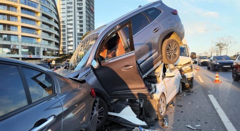 Kartal'da 4 aracın karıştığı zincirleme kaza: 5 yaralı