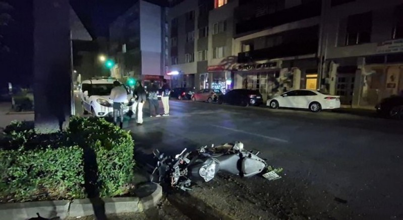Kasisten çapraz geçmek isteyen otomobile motosiklet çarptı