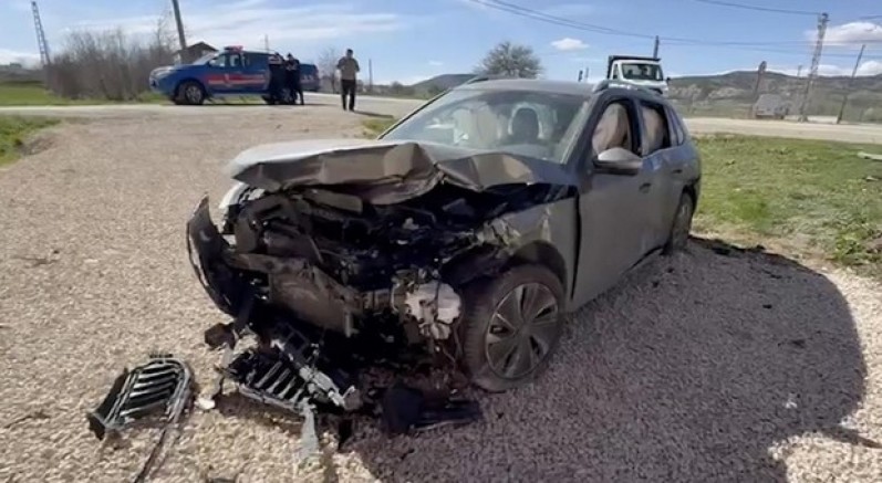Kastamonu'da iki otomobil çarpıştı: 3 yaralı