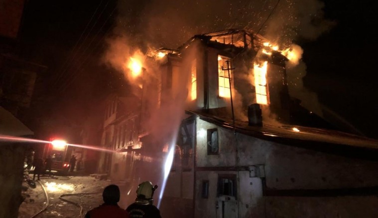 Kastamonu’da üç katlı tarihi konak küle döndü