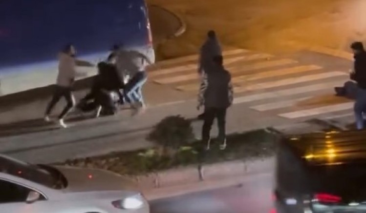 Kavga esnasında yola savrulan çocuk yürekleri ağza getirdi