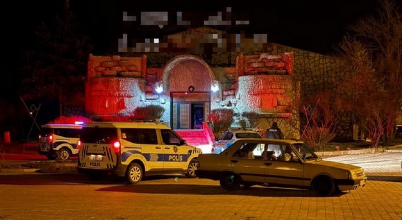 Kavgayı ayırmaya çalışan gece kulübü çalışanı bıçaklandı