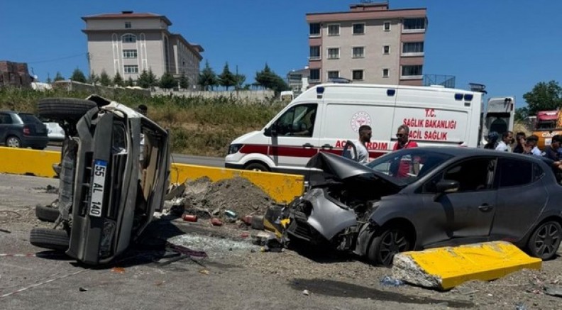 Kavşakta iki otomobil çarpıştı: 3 yaralı