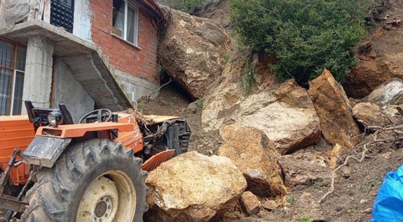 Kaya parçaları ev ve traktörün üstüne düştü