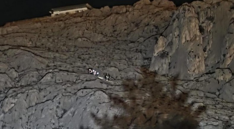 Kayalıklardan atlayan cezaevi firarisi kurtarıldı