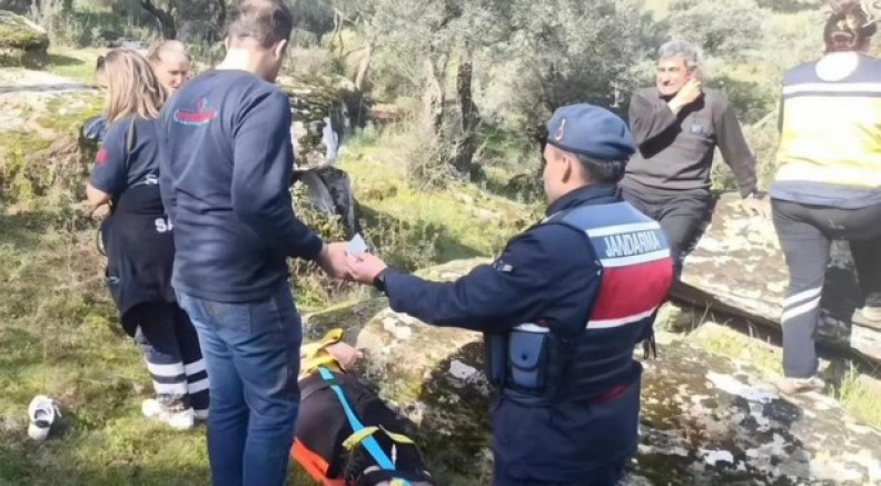 Kayalıktan düşen kadın kurtarıldı