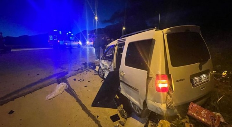 Kayseri'de otomobille hafif ticari araç çarpıştı: 1 ölü, 6 yaralı