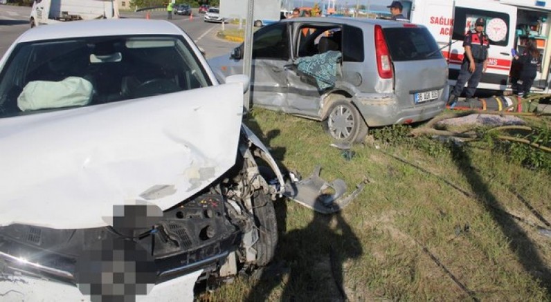Kayseri’de otomobiller çarpıştı: 1’i ağır 6 yaralı