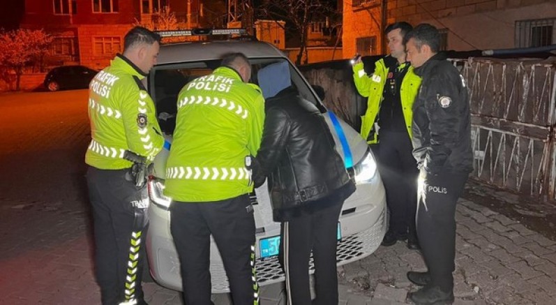 Kaza sonrası, arkadaşı aracı kaçırdı