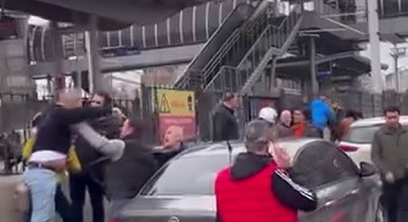 Kaza sonrası sürücüler birbirine girdi