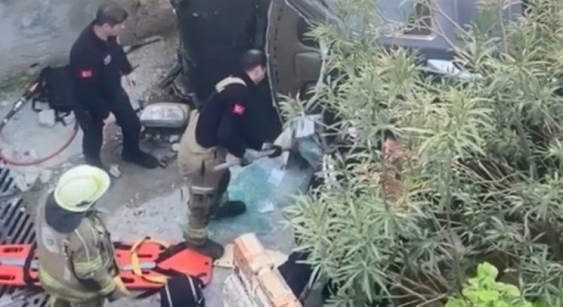Kaza yapan araç merdivenlerden yuvarlandı: 1 yaralı