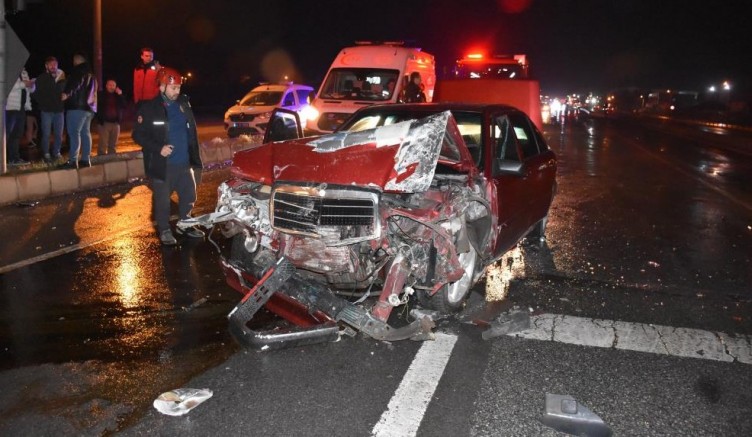 Kaza yapan otomobil sürücüsü kaçtı: 2 yaralı