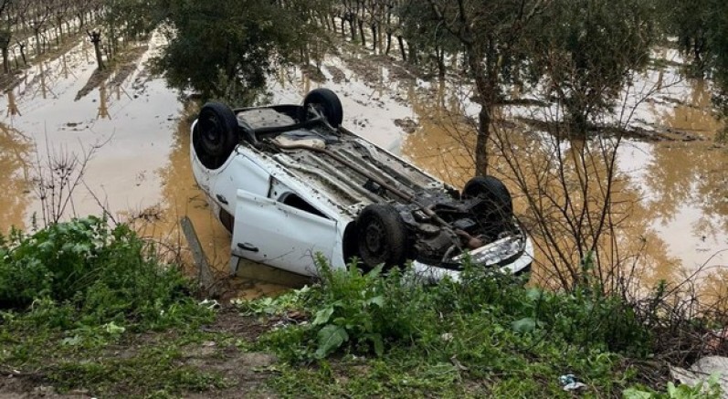Kaza yapan sürücü otomobilini bırakıp kaçtı