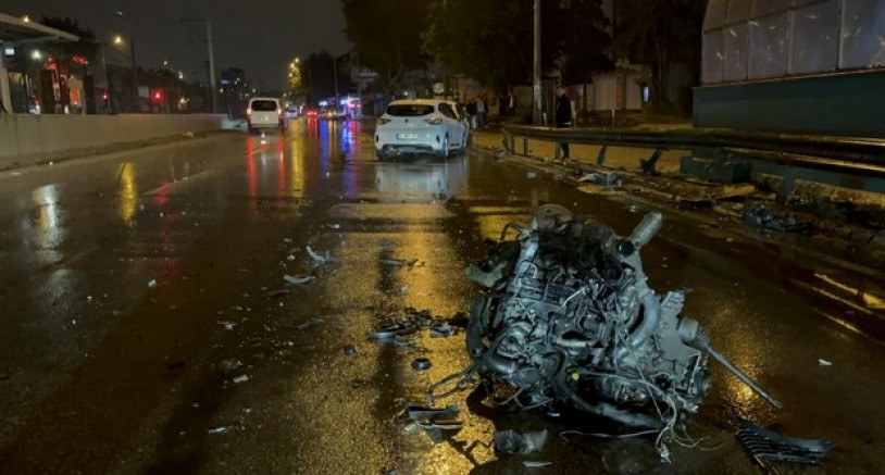 Kaza yaptı, motor yerinden çıktı: 1’i ağır 2 yaralı