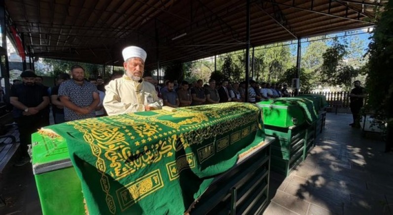 Kazada ölen 3 kardeş yan yana toprağa verildi