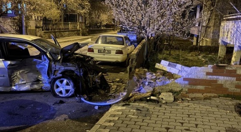 Kazada savrulan otomobil duvarı yıktı: 1’i ağır 5 yaralı