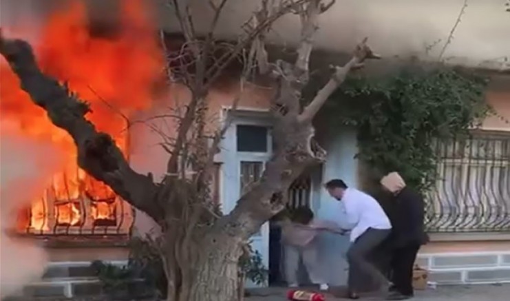 Kedisini kurtarmak için alevlerin içine daldı