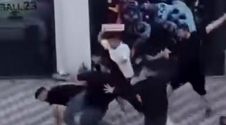 Kemer ve ıstakalarla birbirlerine saldırdılar