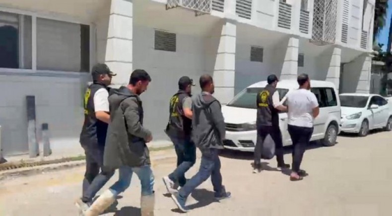 Kendilerini polis olarak tanıtıp vatandaşları dolandırdılar