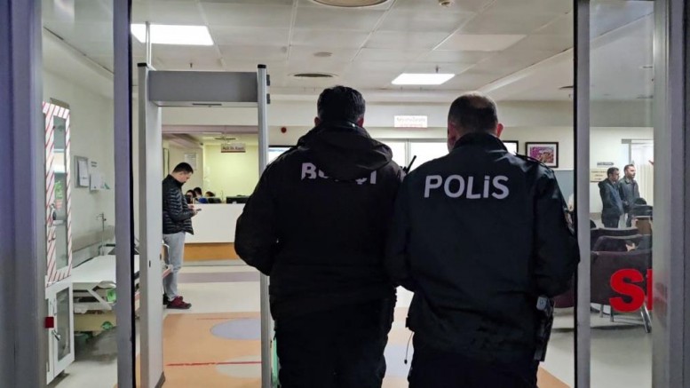 Kendisini yakalayan bekçinin parmağını ısırdı