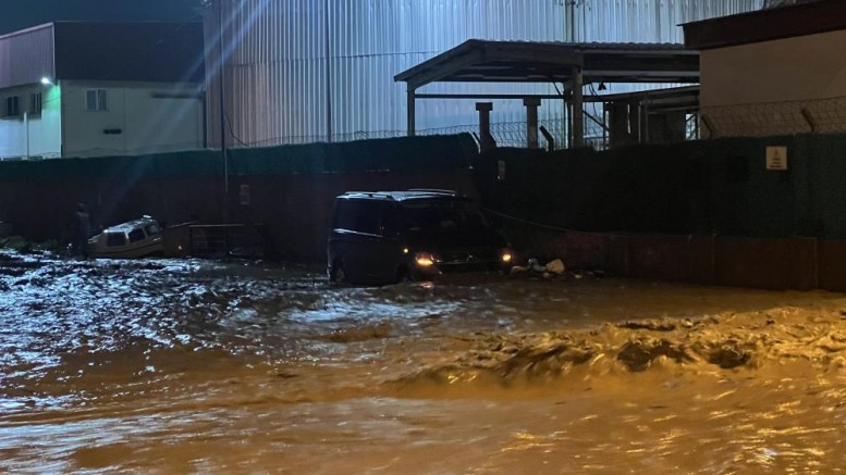 Kepez Çayı taştı, sahil yolu trafiğe kapatıldı