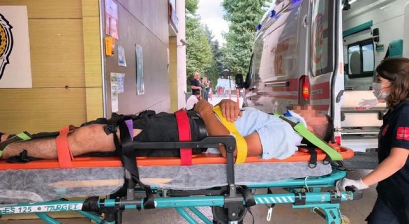 Kiremitlerin altında kalan 2 işçi yaralandı