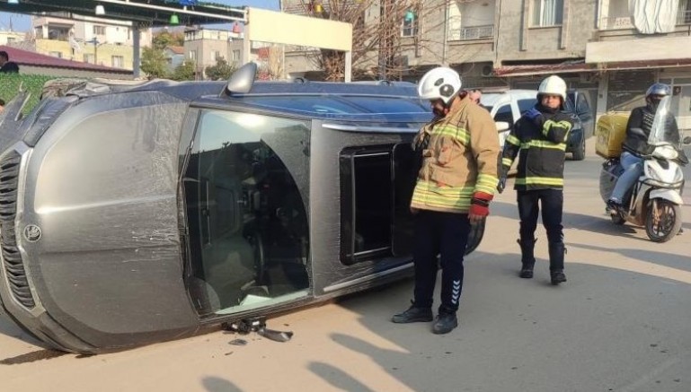 Kırıkhan’da otomobil yan yattı: 2 yaralı
