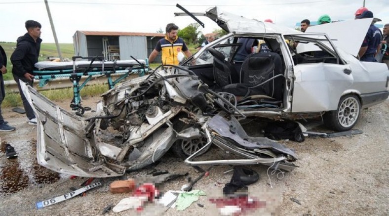 Kırıkkale'de otomobiller çarpıştı: 2 ölü, 7 yaralı