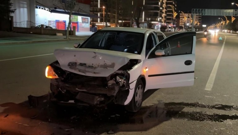 Kırmızı ışıkta bekleyen otomobile çarptı: 1 yaralı