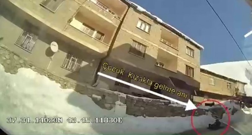 Kızakla kayarken otobüsün altına giren çocuk hayatını kaybetti