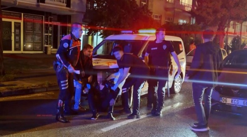 Kızını rahatsız eden gencin kulağını kesti
