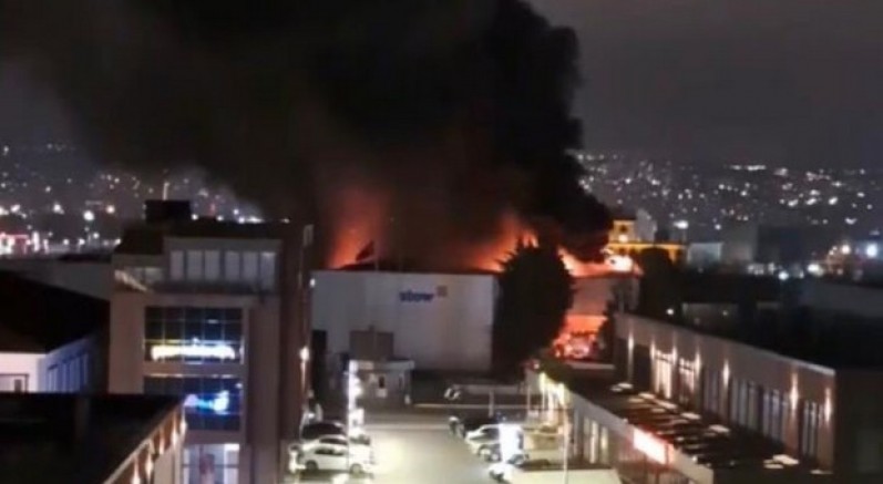 Kocaeli'de fabrika alevlere teslim