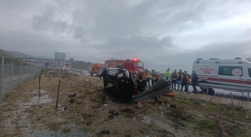 Kontrolden çıkan araç bariyere çarptı: 2 ölü
