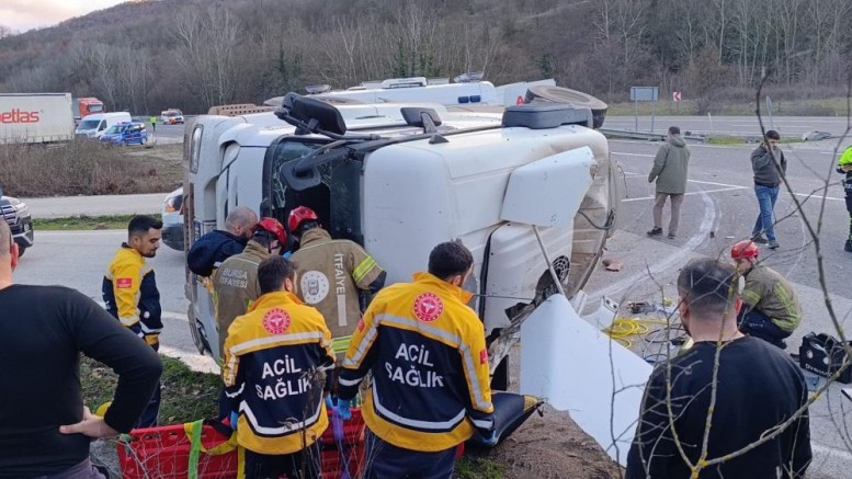 Kontrolden çıkan beton tankeri devrildi : Sürücü ağır yaralı