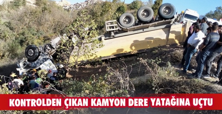 Kontrolden çıkan kamyon dere yatağına uçtu