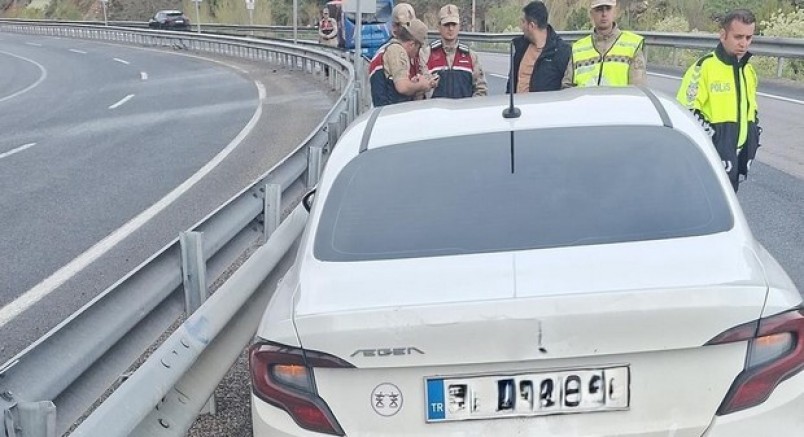 Kontrolden çıkan otomobil bariyere çarptı