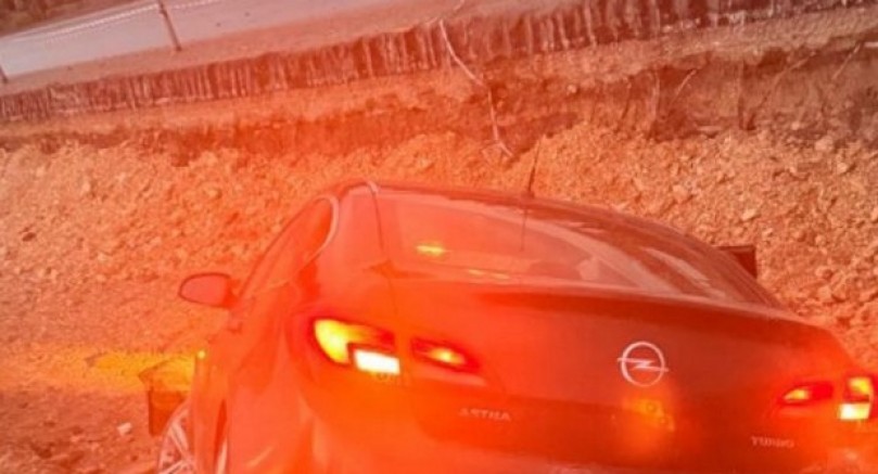 Kontrolden çıkan otomobil inşaata uçtu: 2 yaralı
