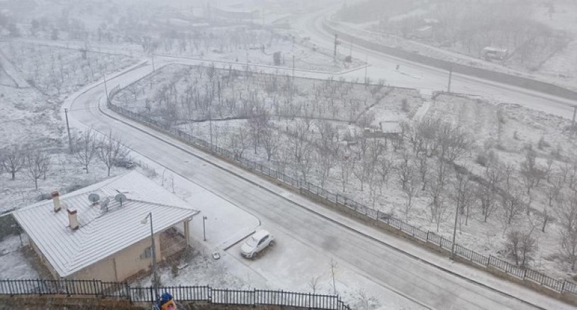 Konya'da kar yağışı ilçeyi beyaza bürüdü
