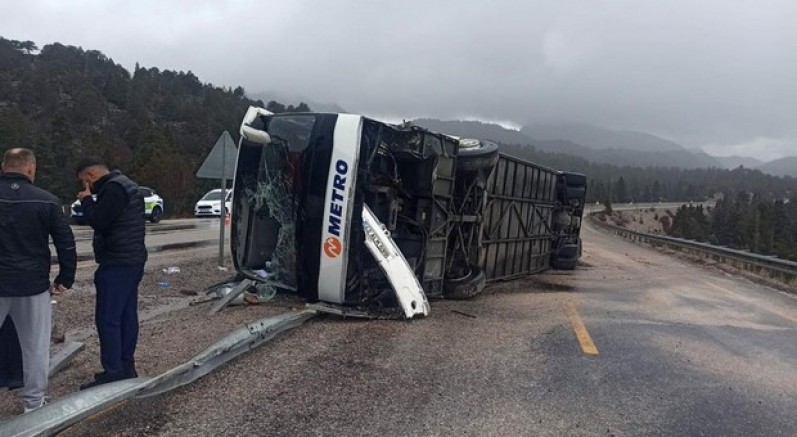 Konya’da yolcu otobüsü devrildi: 15 yaralı