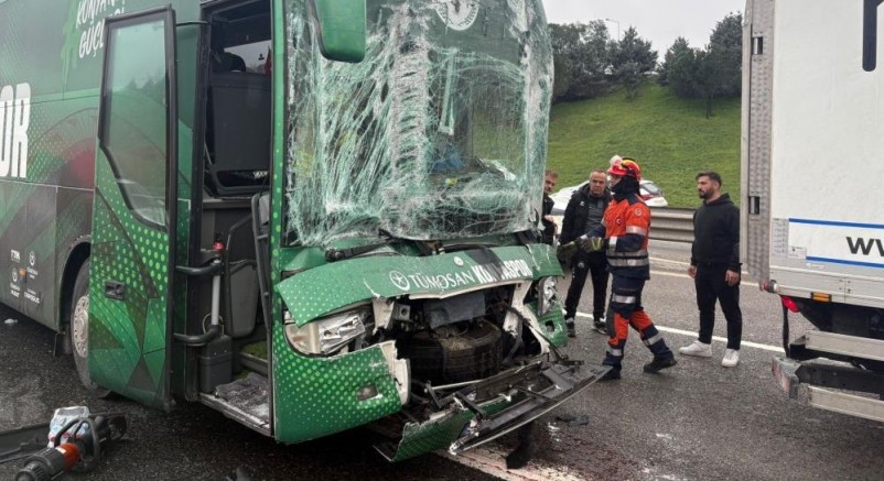 Konyasporlu takım otobüsü kaza yaptı: 3 yaralı