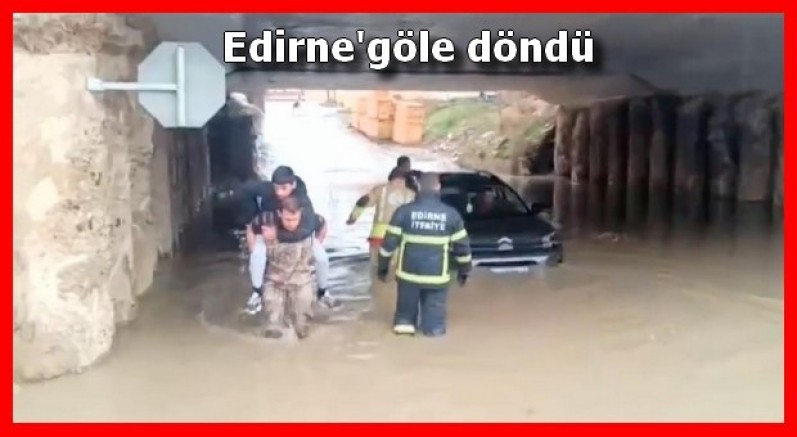 Köprü altında mahsur kalanlar kurtarıldı