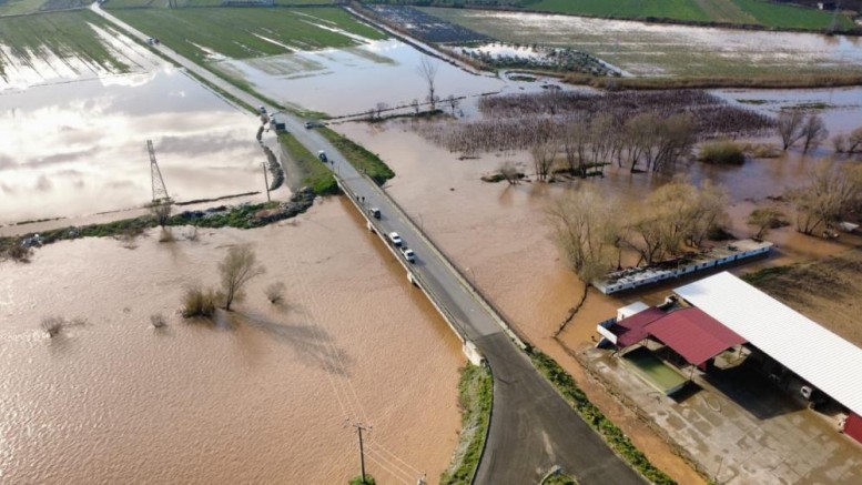 Köprü yıkıldı, nehir taştı, yollar kapandı