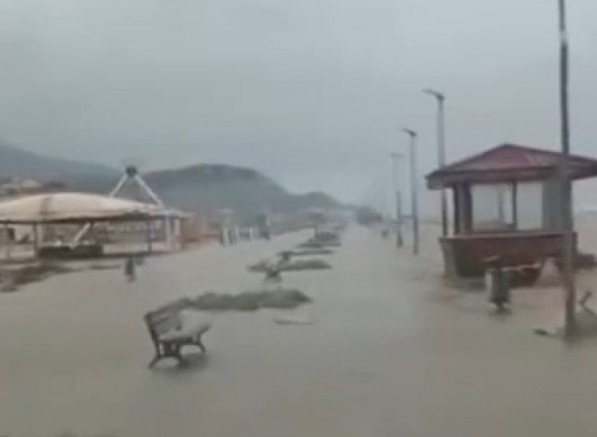 Korkutan manzara: Deniz karayla birleşti!