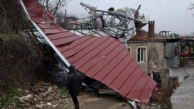 Köşk'te fırtına çatıları uçurdu, duvarlar yıkıldı