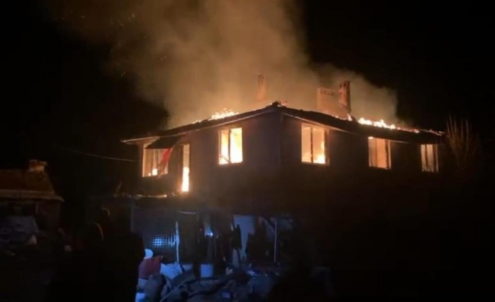 Köy evi alevlere teslim oldu