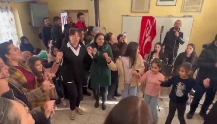 Köy okullarında müzik, oyun ve oyuncakla gelen mutluluk