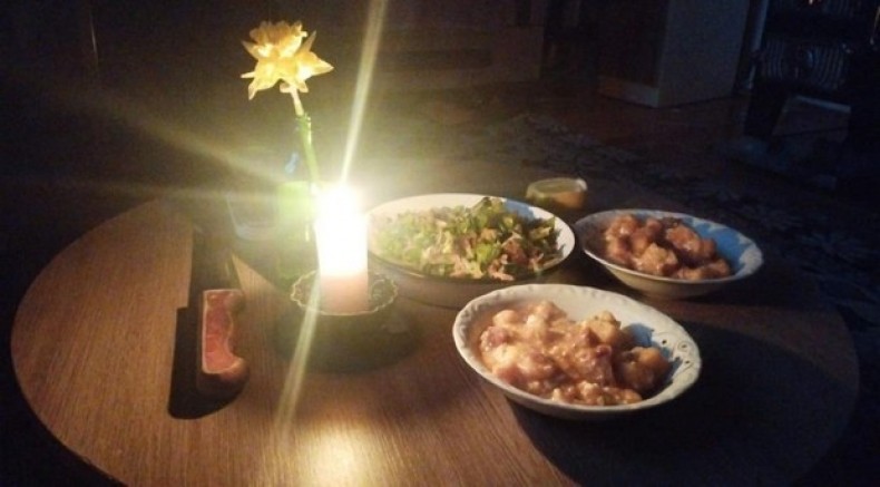 Köylüler mum ışığında iftar yaptı