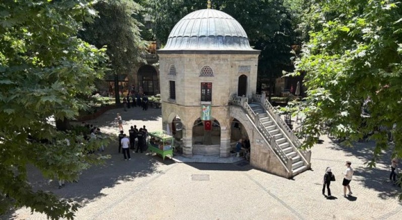 Kozahan'da masa ve sandalyeler yeniden toplatıldı