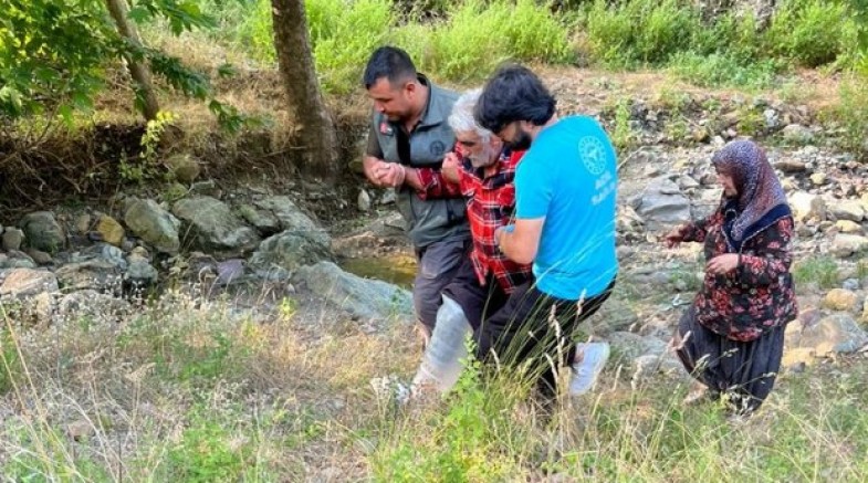 Kozan’da kayalıklardan düşen şahsı orman ekipleri kurtardı