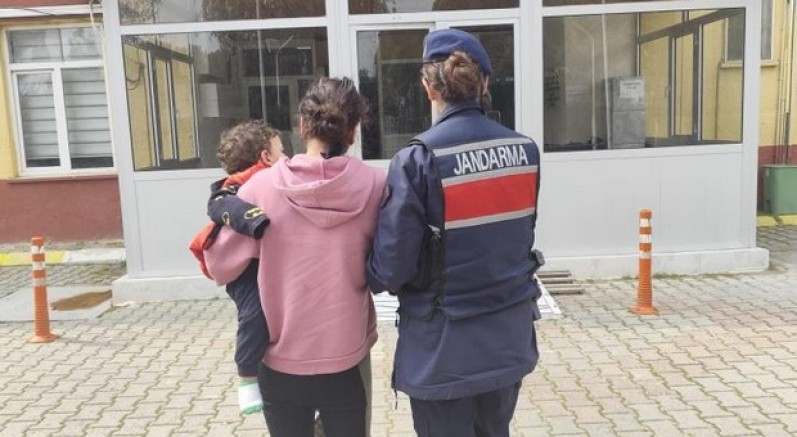Kucağında bebeğiyle hapse girdi